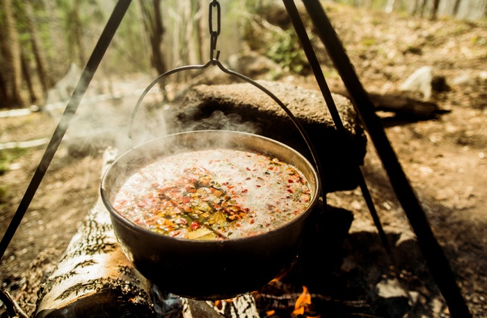 camp food cast iron pot