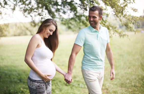  Maternity shoot of a couple holding hands