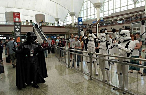  Darth Vada and storm trooper dress up in the airport 