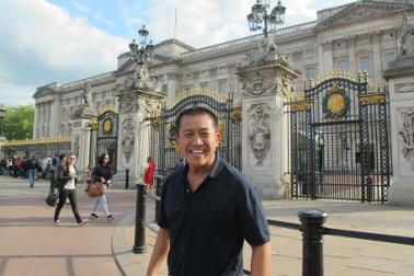  Anh Do standing in front of Buckingham Palace 