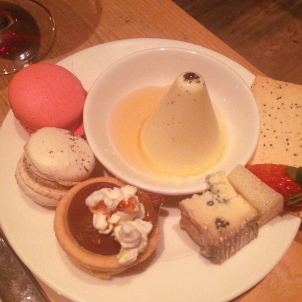  Plate with desserts of macaroons and cheesecakes 