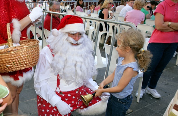 Kid meeting Santa Claus