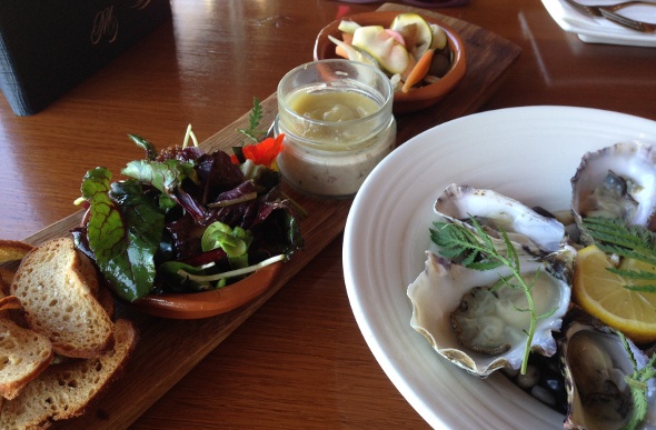  Meal of oysters, bread and dip