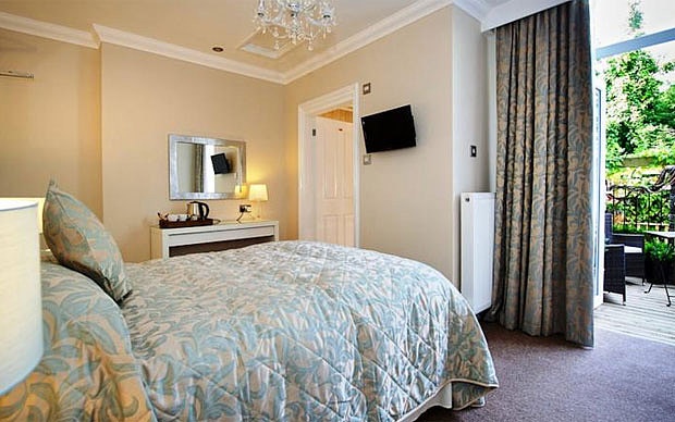 Bedroom with cream coloured walls 