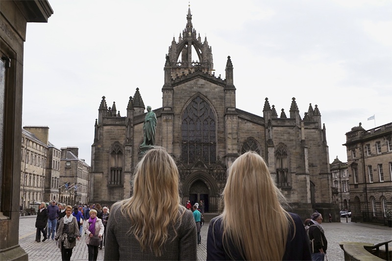 Two women look at Edinburgh Castle.