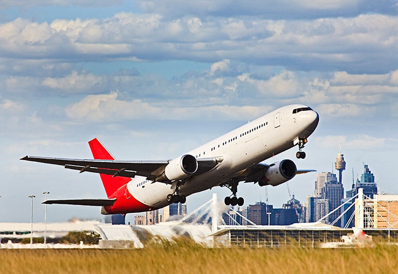 qantas plane taking off at sydney airport