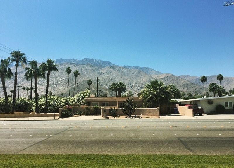 palm springs house with mountain behind