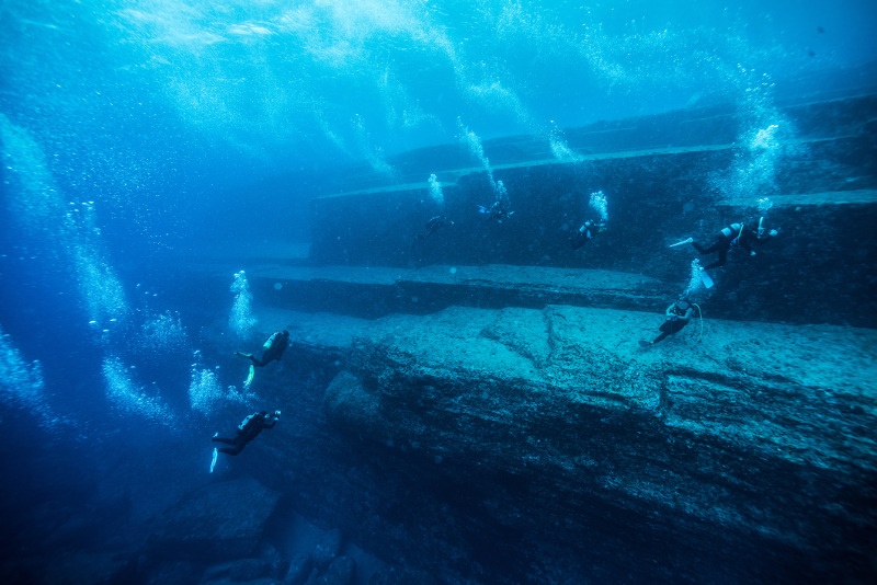 Divers explore an underwater pyramid at Yonaguni Island. Image: Getty