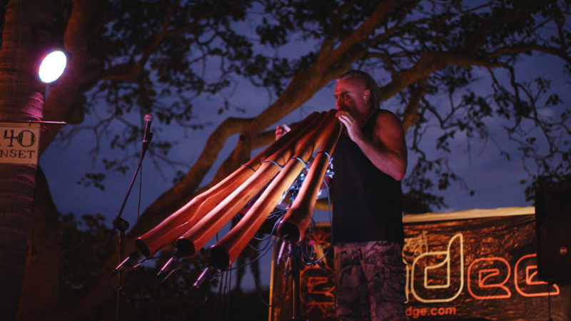 didgeridoo player mindil beach market