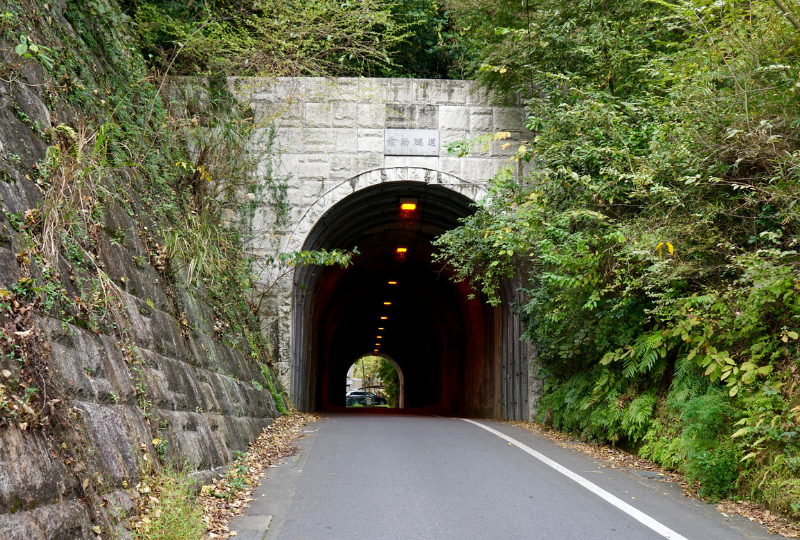 A tunnel leads the way to Zeniarai-Benten-shrine