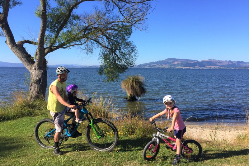 Biking along Rotorua Lake by Hamurana